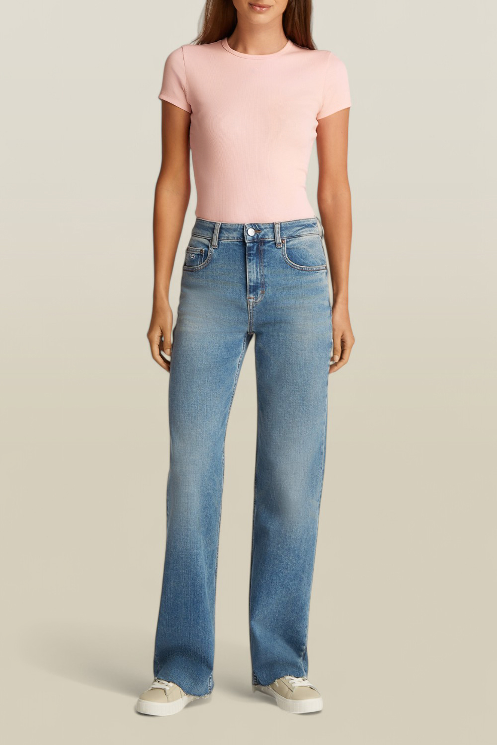 תמונת כל הלוק של מכנסי ג'ינס בגזרה ישרה